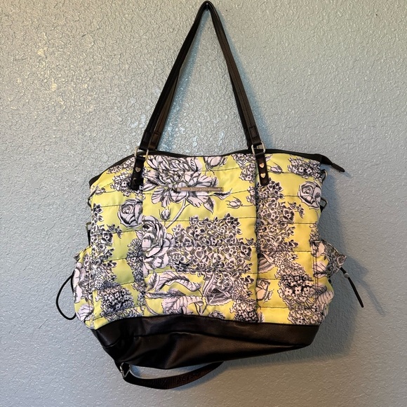 Betsey Johnson Floral Tote Weekender/ Diaper Bag Water Resistant Nylon Quilted - Picture 2 of 10
